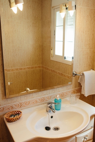 Imagen de la habitación del Hostal El Puerto, Caleta De Vélez. Foto 11