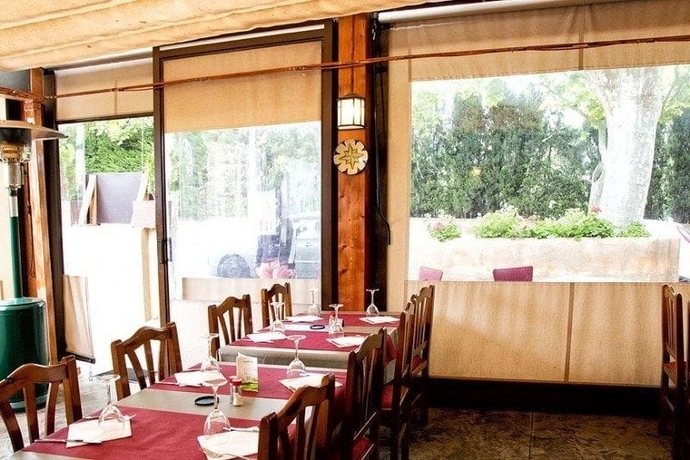 Imagen del bar/restaurante del Hostal El Racó De Castello. Foto 2