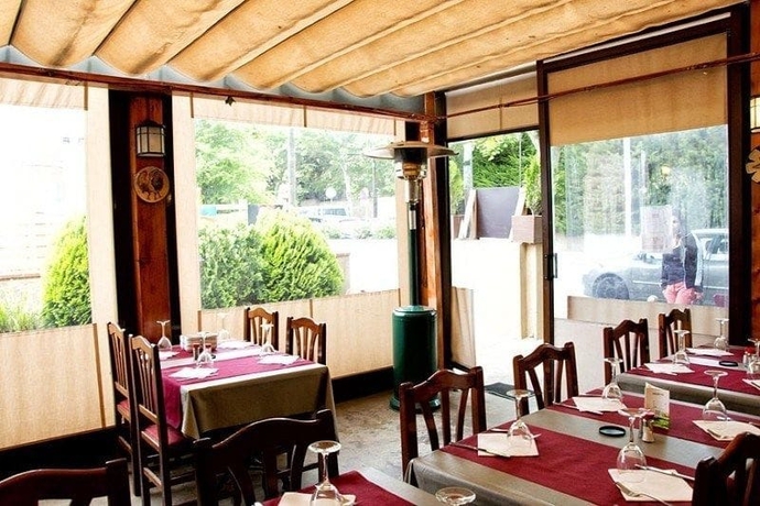 Imagen del bar/restaurante del Hostal El Racó De Castello. Foto 9