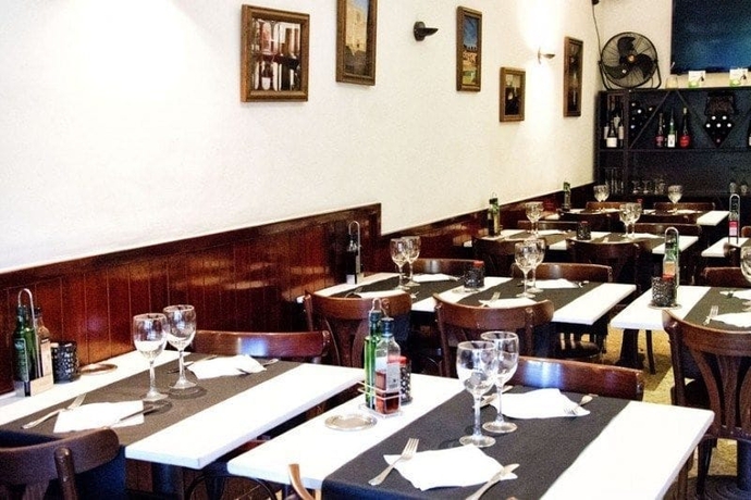 Imagen del bar/restaurante del Hostal El Racó De Castello. Foto 11