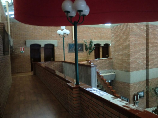 Imagen de los exteriores del Hostal El Tozal. Foto 11