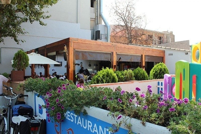 Imagen de los exteriores del Hostal Empord&agrave;, Ampuriabrava. Foto 15