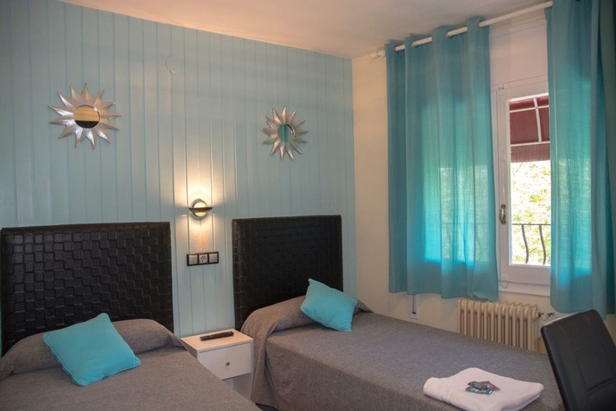 Imagen de la habitación del Hostal Empord&agrave;, Ampuriabrava. Foto 12