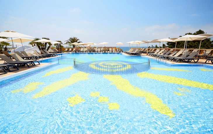 Imagen de la piscina del Hostal Es Pi 2. Foto 19