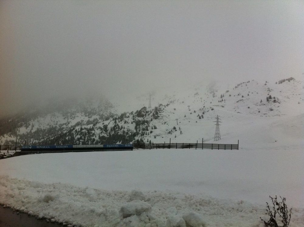 Imagen de los exteriores del Hostal Escuils. Foto 7