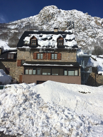 Imagen de los exteriores del Hostal Escuils. Foto 8