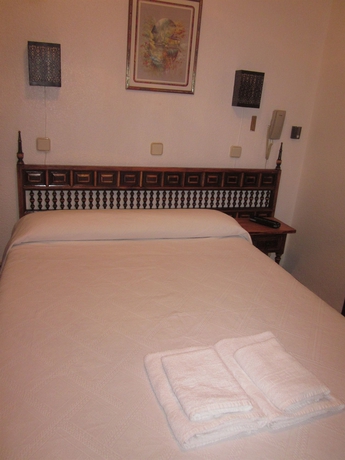 Imagen de la habitación del Hostal Esmeralda, Barrio de las Letras. Foto 6