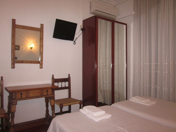 Imagen de la habitación del Hostal Esmeralda, Barrio de las Letras. Foto 8