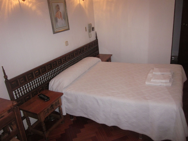 Imagen de la habitación del Hostal Esmeralda, Barrio de las Letras. Foto 9