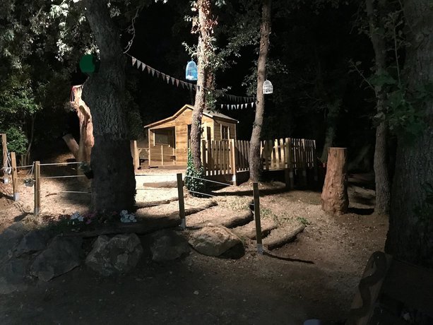 Imagen de los exteriores del Hostal Esteba. Foto 13