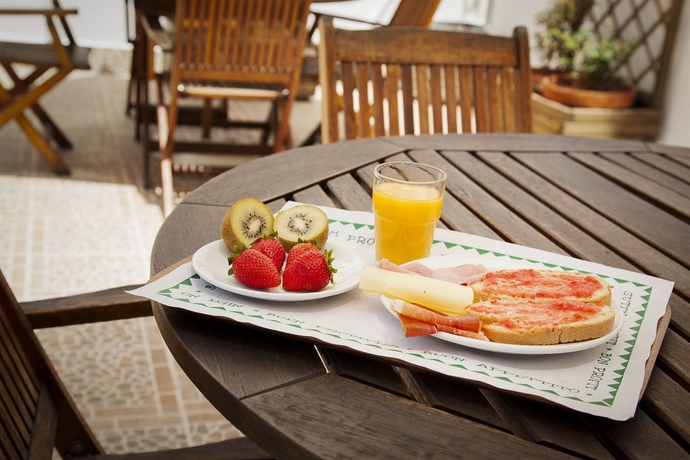 Imagen de los exteriores del Hostal Europa Punico. Foto 10