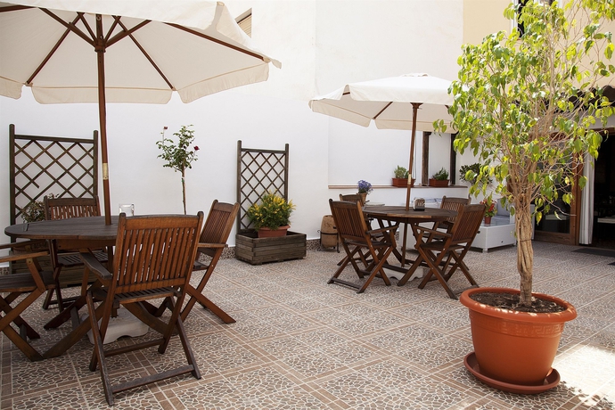 Imagen de los exteriores del Hostal Europa Punico. Foto 11