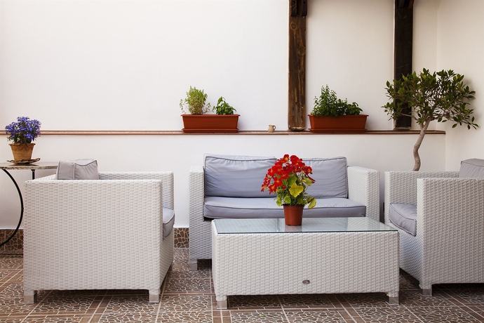 Imagen de los exteriores del Hostal Europa Punico. Foto 13