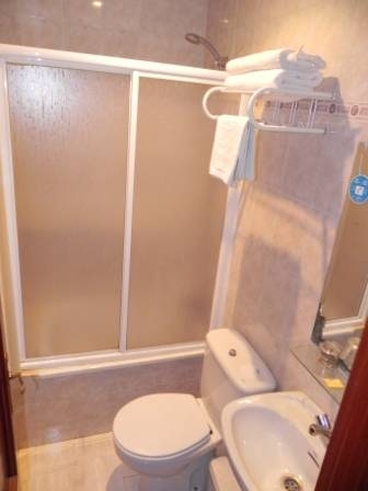 Imagen de la habitación del Hostal Evoke Madrid. Foto 7