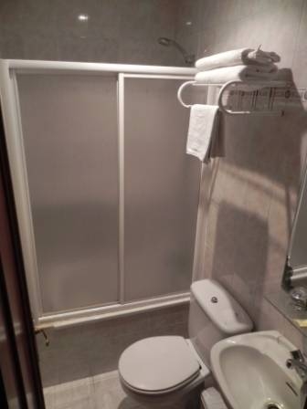 Imagen de la habitación del Hostal Evoke Madrid. Foto 10