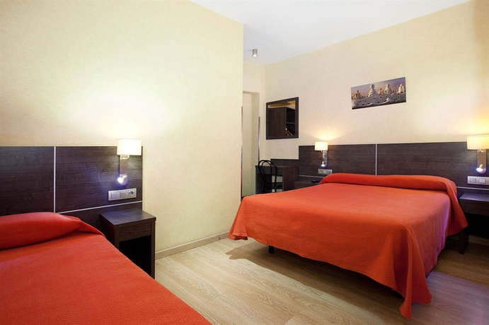 Imagen de la habitación del Hostal Fernando, Las Ramblas. Foto 2