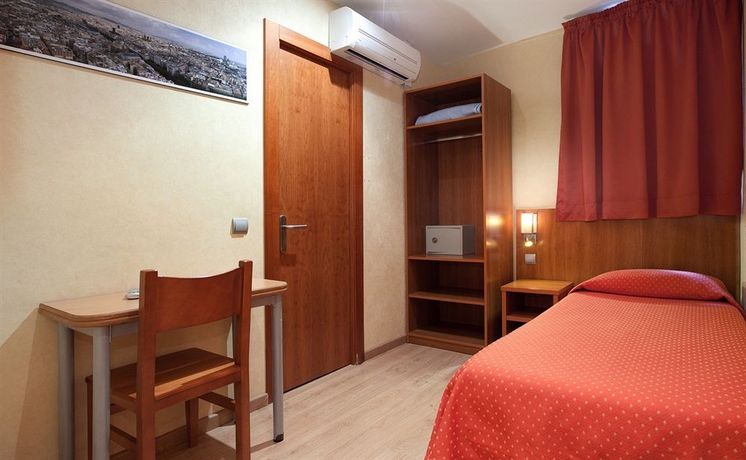 Imagen de la habitación del Hostal Fernando, Las Ramblas. Foto 3