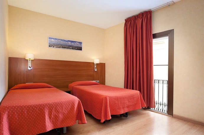 Imagen de la habitación del Hostal Fernando, Las Ramblas. Foto 7