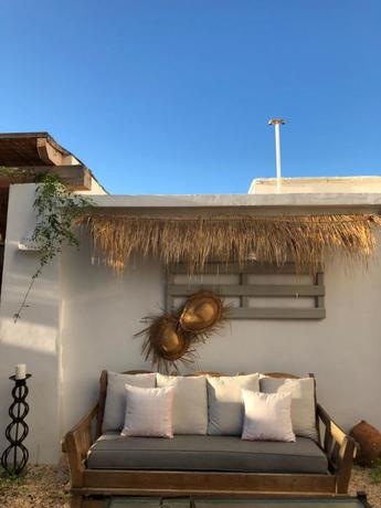 Imagen de los exteriores del Hostal Flamingo, Playa es Caná. Foto 7