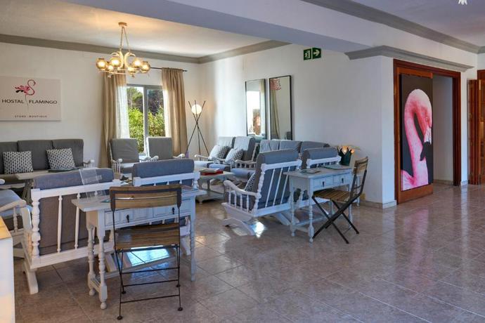 Imagen de los interiores del Hostal Flamingo, Playa es Caná. Foto 16