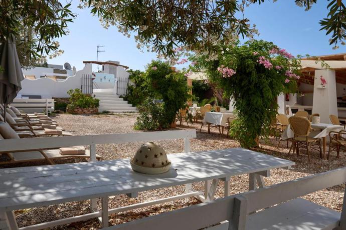 Imagen de los exteriores del Hostal Flamingo, Playa es Caná. Foto 12