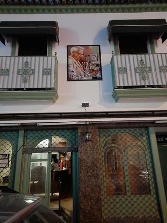 Imagen de los exteriores del Hostal Fleming. Foto 8