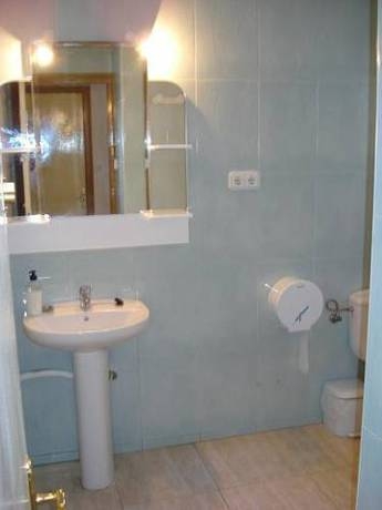Imagen de la habitación del Hostal Fonda Montserrat. Foto 11