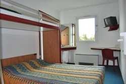 Imagen de la piscina del Hostal Formule 1. Foto 5