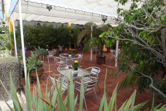 Imagen de los exteriores del Hostal Fortuna, Los Caños de Meca. Foto 10