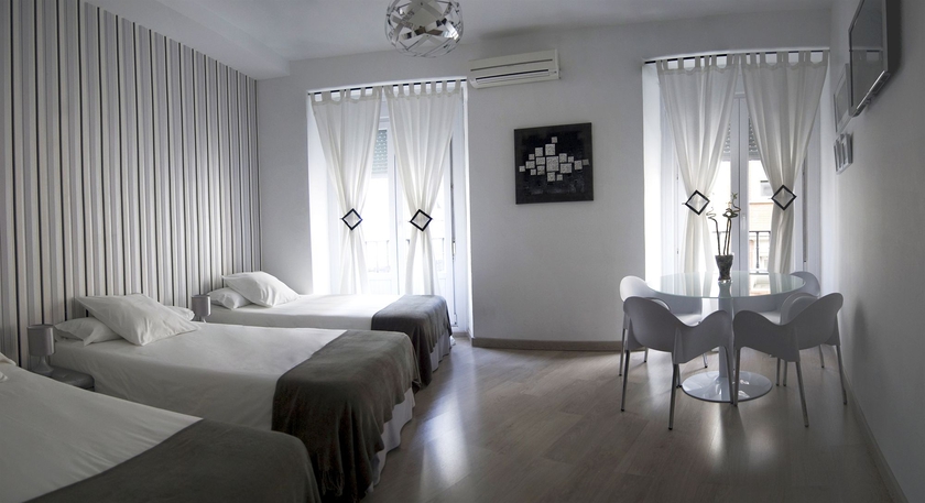 Imagen de la habitación del Hostal Gala, Centro de Madrid. Foto 9