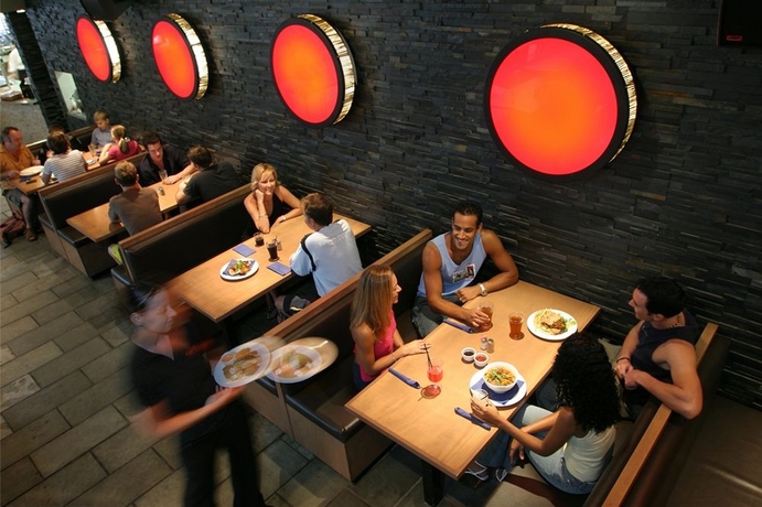 Imagen del bar/restaurante del Hostal Gilligan's Backpackers Hotel and Resort. Foto 3