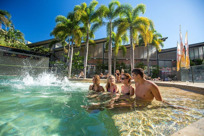 Imagen de la piscina del Hostal Gilligan's Backpackers Hotel and Resort. Foto 12