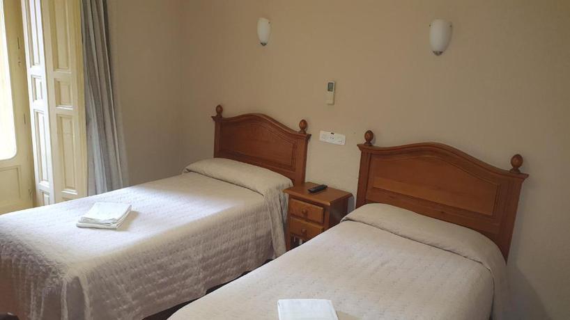 Imagen de la habitación del Hostal Ginebra, Centro de Madrid. Foto 2