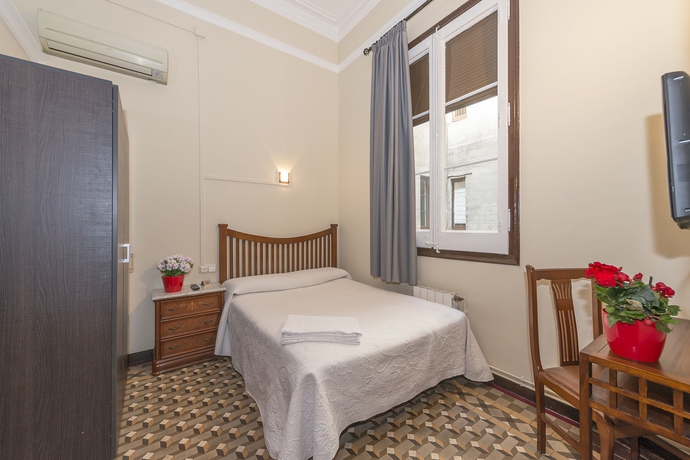 Imagen de la habitación del Hostal Girona. Foto 8