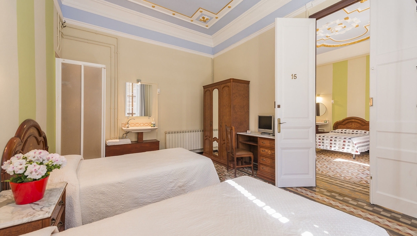 Imagen de la habitación del Hostal Girona. Foto 11