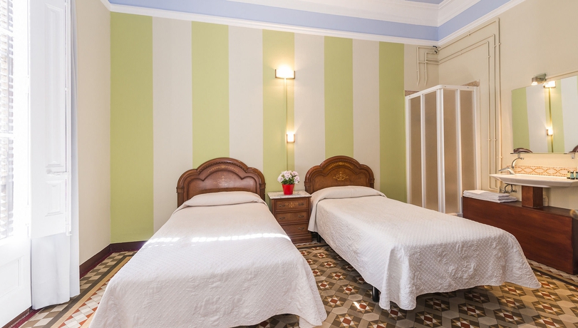 Imagen de la habitación del Hostal Girona. Foto 13