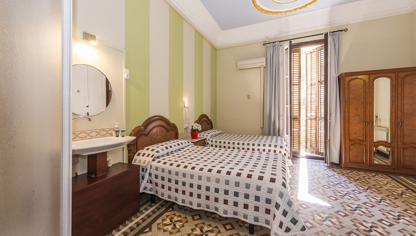 Imagen de la habitación del Hostal Girona. Foto 14