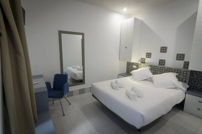 Imagen de la habitación del Hostal Gravina, Tarifa. Foto 13