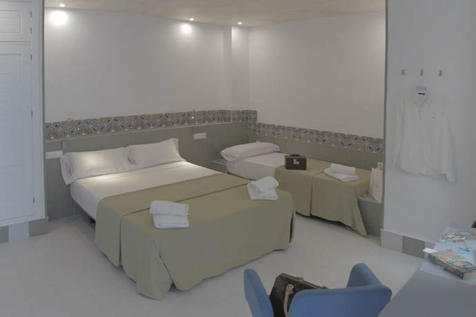 Imagen de la habitación del Hostal Gravina, Tarifa. Foto 19