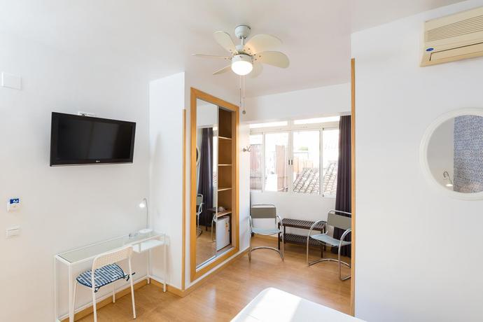 Imagen general del Hostal Guadalupe, Torremolinos. Foto 15