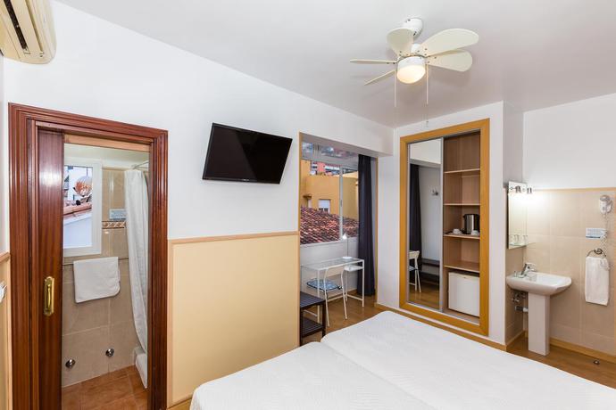 Imagen general del Hostal Guadalupe, Torremolinos. Foto 16