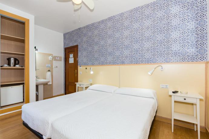 Imagen general del Hostal Guadalupe, Torremolinos. Foto 17