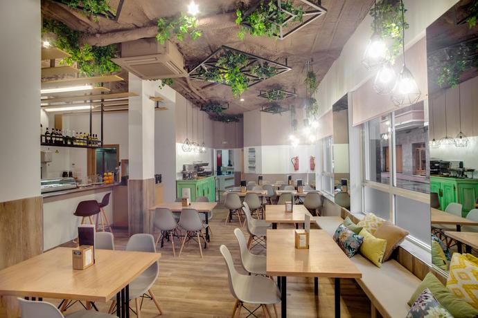 Imagen del bar/restaurante del Hostal Hb Torrevieja. Foto 2