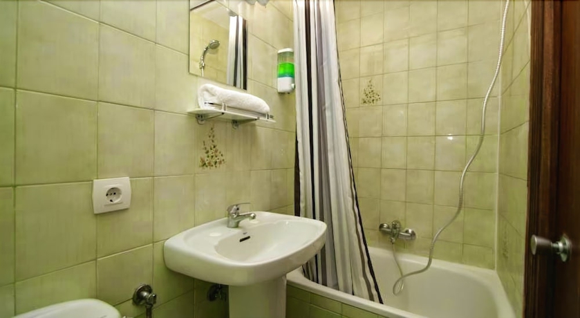 Imagen de la habitación del Hostal Helena 2. Foto 15