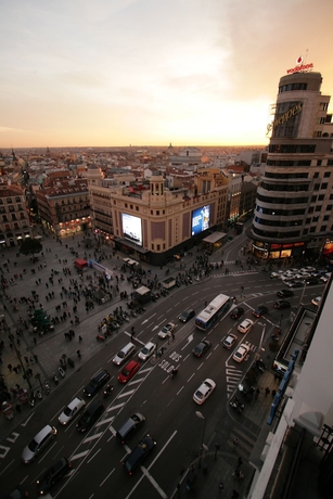 Imagen de los exteriores del Hostal Helena 2. Foto 16