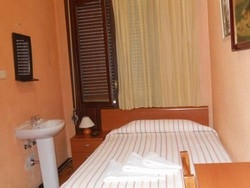 Imagen de la habitación del Hostal Helena, Centro de Madrid. Foto 5