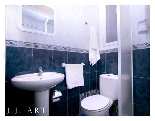 Imagen de los exteriores del Hostal Helena, Centro de Madrid. Foto 10