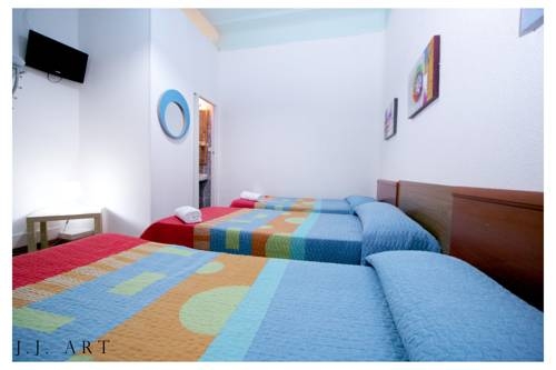 Imagen de la habitación del Hostal Helena, Centro de Madrid. Foto 6