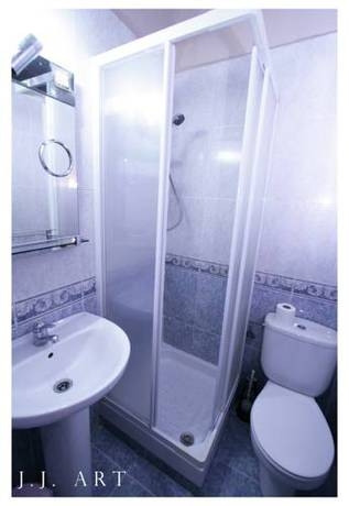 Imagen de la habitación del Hostal Helena, Centro de Madrid. Foto 7