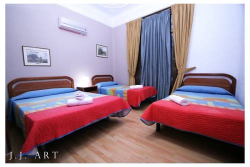 Imagen de la habitación del Hostal Helena, Centro de Madrid. Foto 8